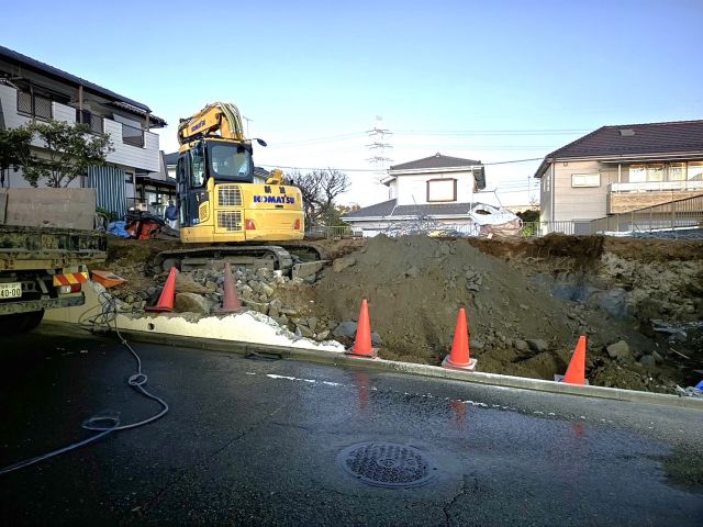 擁壁撤去・残土搬出工事(神奈川県横浜市青葉区大場町)工事中の様子です。